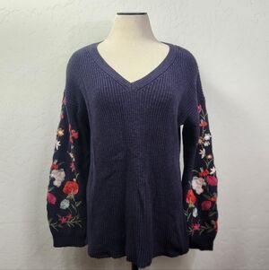 AMERICAN EAGLE OUTFITTERS || Purple V-Neck Sweater with Floral Embroidery